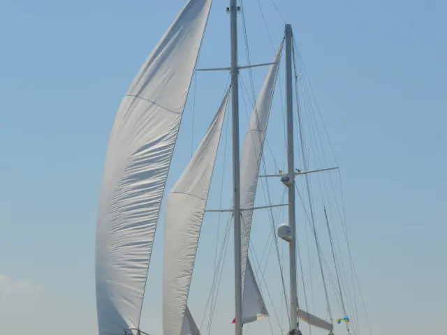 Yacht Gul Sultan sailing