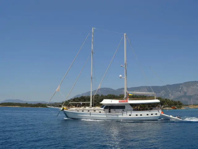 Yacht Gul Sultan side view