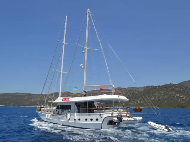 Yacht Gul Sultan side view