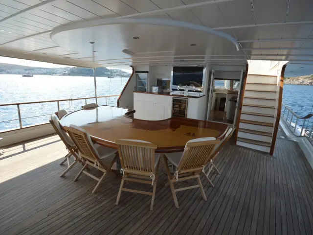 Yacht Gul Sultan dining table