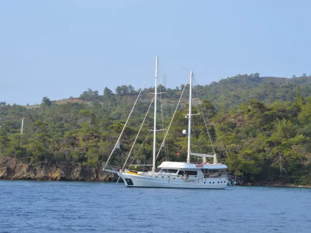 Yacht Gul Sultan side view