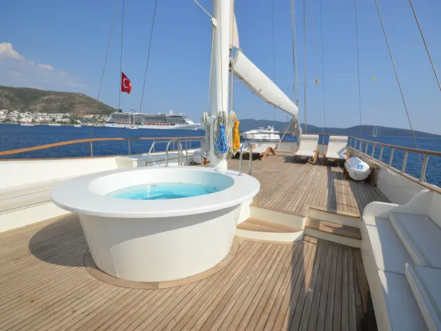 Yacht Gul Sultan Jacuzzi