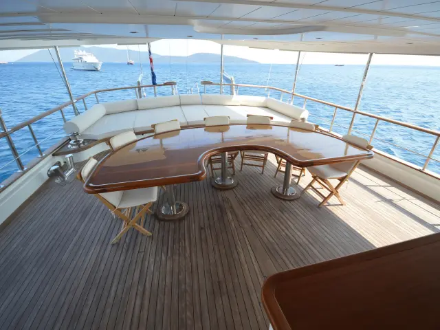 Yacht Gul Sultan aft