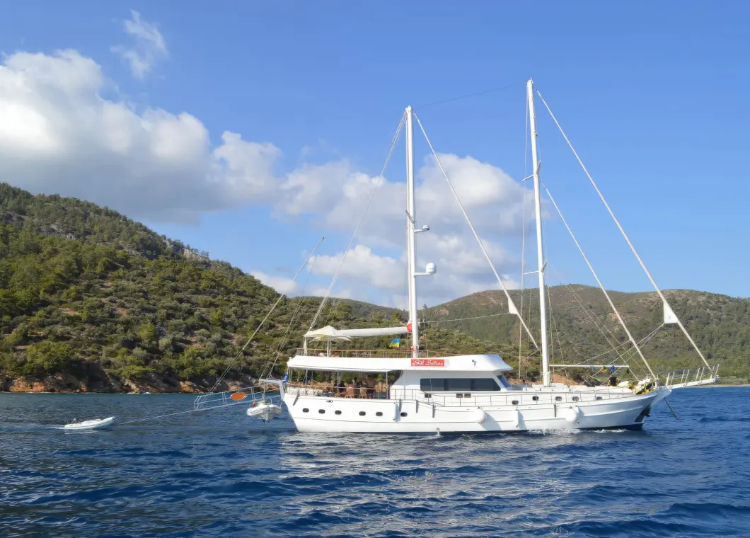 Yacht Gul Sultan side view