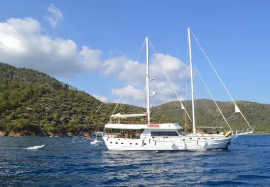 Yacht Gul Sultan side view