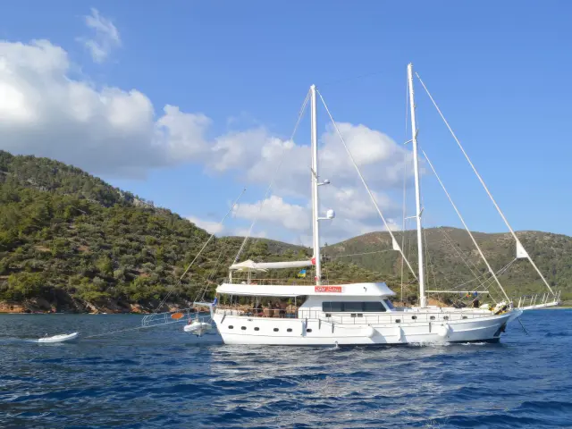 Yacht Gul Sultan side view