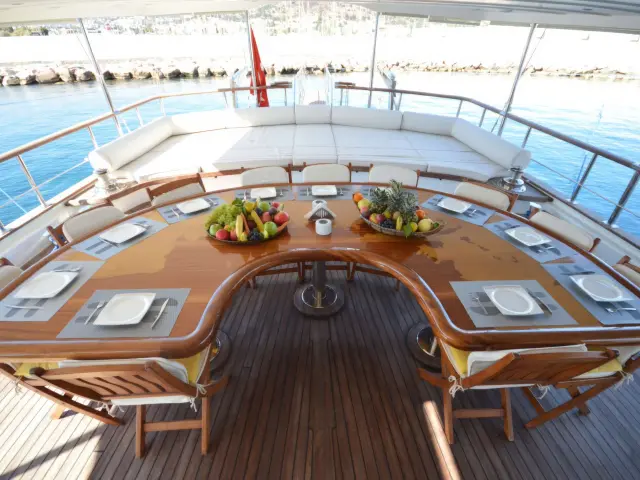 Yacht Gul Sultan dining table