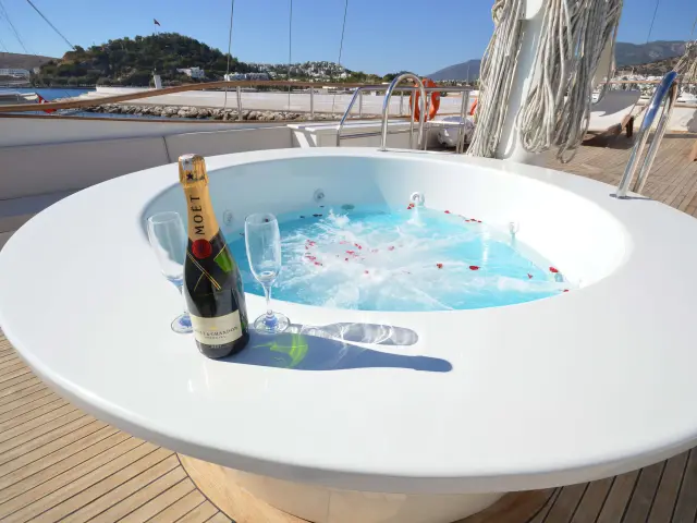 Yacht Gul Sultan Jacuzzi