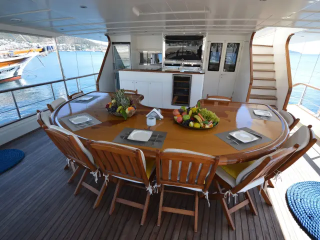 Yacht Gul Sultan dining table