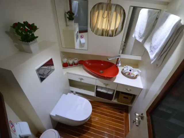 Yacht Gul Sultan cabin bathroom