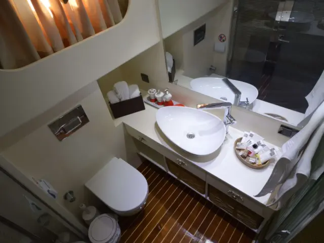 Yacht Gul Sultan cabin bathroom