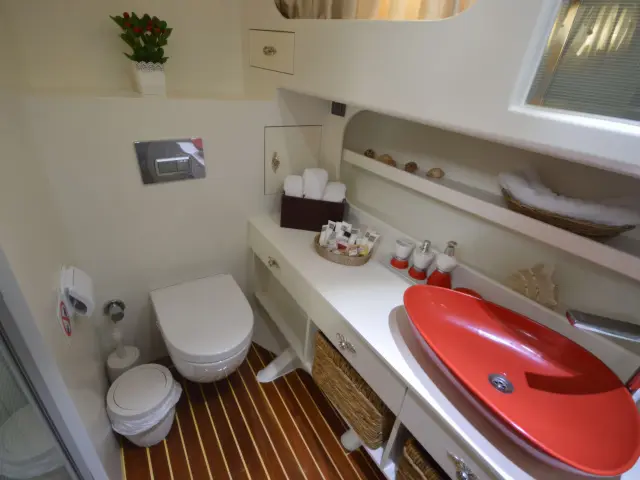 Yacht Gul Sultan cabin bathroom