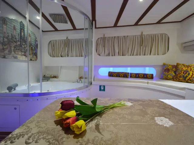 Yacht Gul Sultan cabin