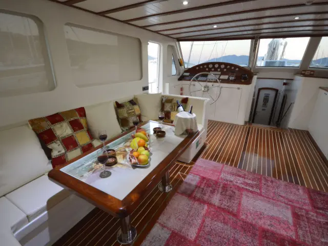 Yacht Gul Sultan saloon