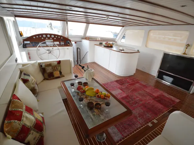 Yacht Gul Sultan saloon
