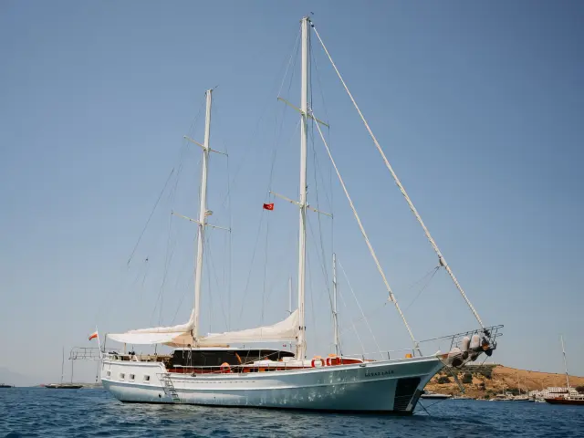 Yacht Beyaz Lale side view