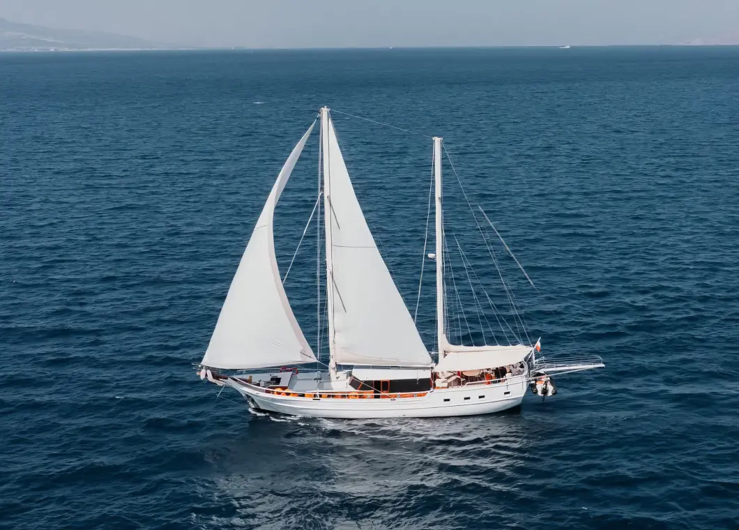 Yacht Beyaz Lale sailing
