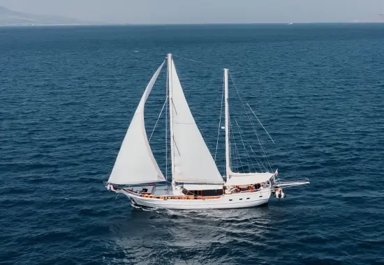 Yacht Beyaz Lale sailing
