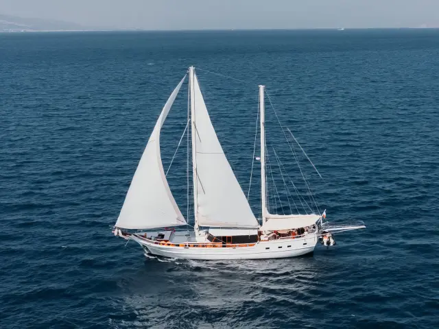 Yacht Beyaz Lale sailing