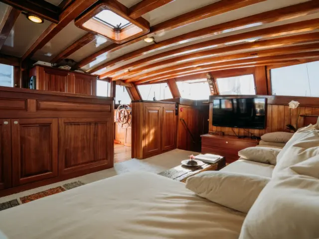 Yacht Beyaz Lale saloon