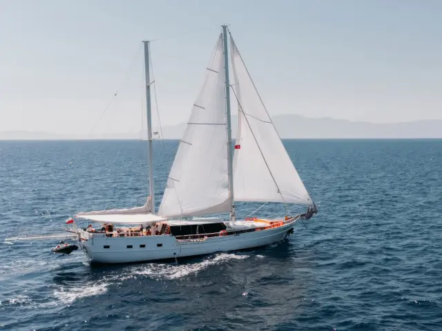 Yacht Beyaz Lale sailing