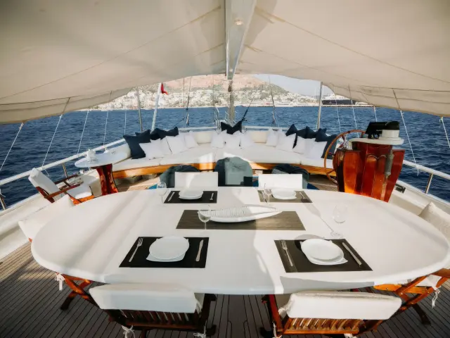 Yacht Beyaz Lale dining table