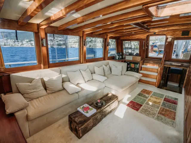 Yacht Beyaz Lale saloon