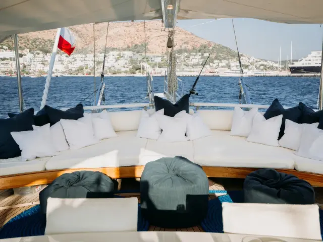 Yacht Beyaz Lale aft