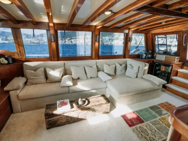 Yacht Beyaz Lale saloon