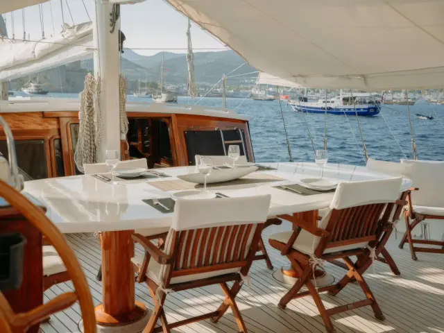 Yacht Beyaz Lale dining table