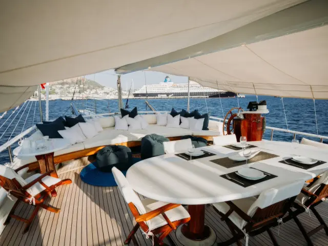 Yacht Beyaz Lale dining table