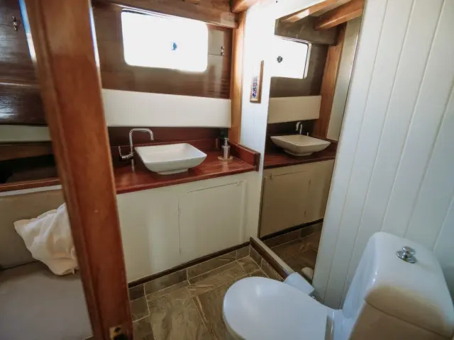 Yacht Beyaz Lale cabin bathroom