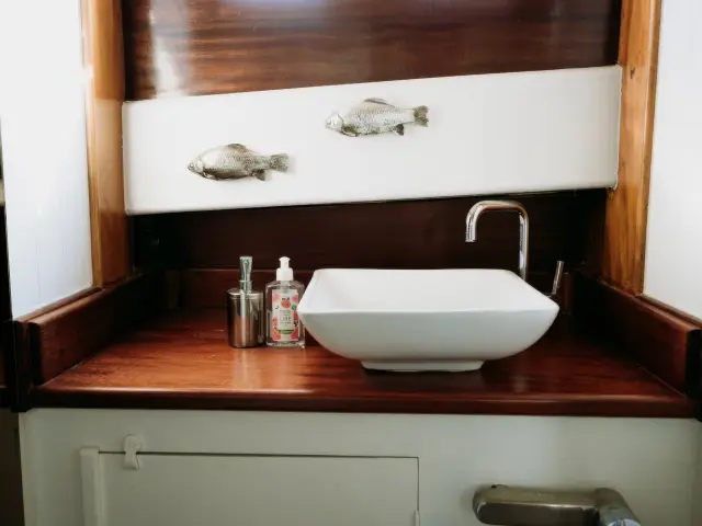 Yacht Beyaz Lale cabin bathroom