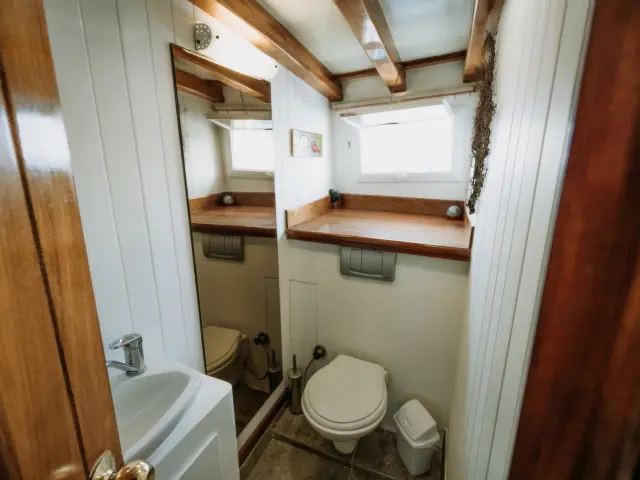 Yacht Beyaz Lale cabin bathroom