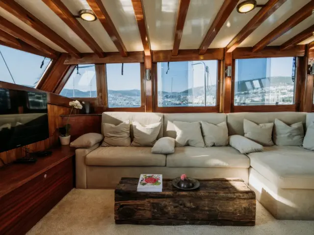 Yacht Beyaz Lale saloon