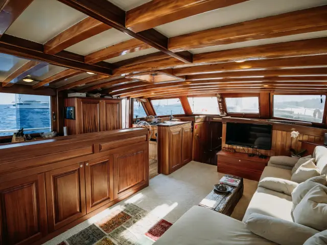 Yacht Beyaz Lale saloon