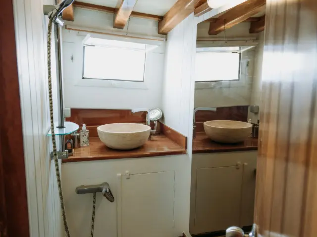 Yacht Beyaz Lale cabin bathroom