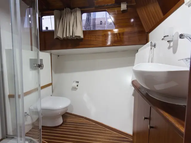 Yacht Hemera cabin bathroom