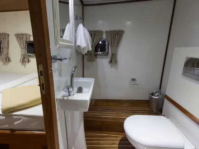 Yacht Hemera cabin bathroom