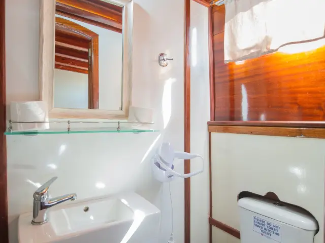 Yacht Hemera cabin bathroom