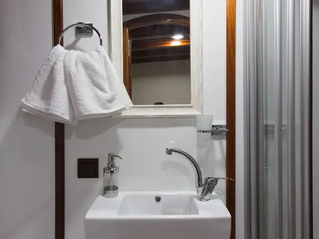 Yacht Hemera cabin bathroom