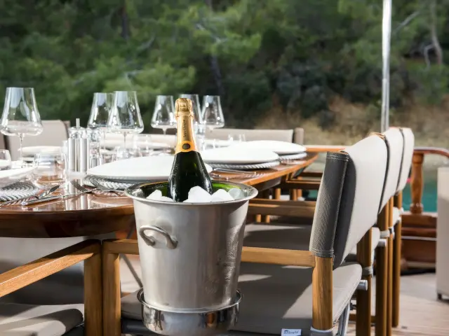 Yacht Serenad A dining table