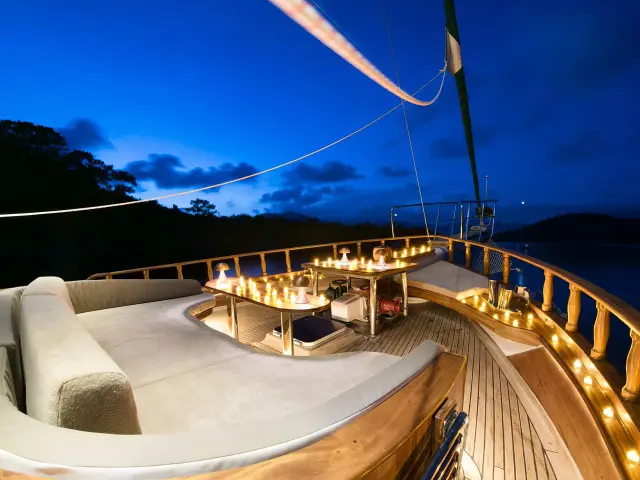 Yacht Serenad A deck