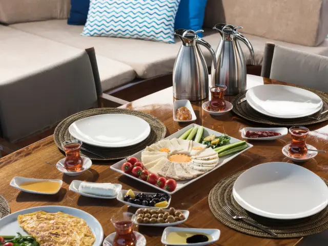 Yacht Serenad A dining table