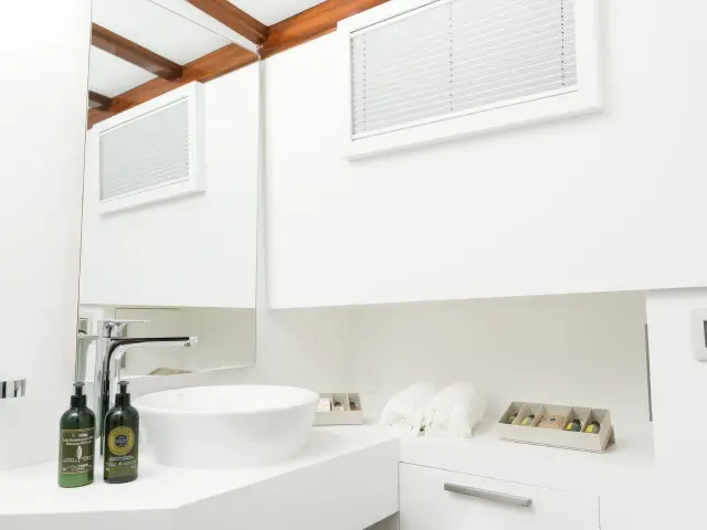 Yacht Serenad A cabin bathroom