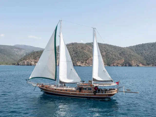 Yacht Serenad A side view