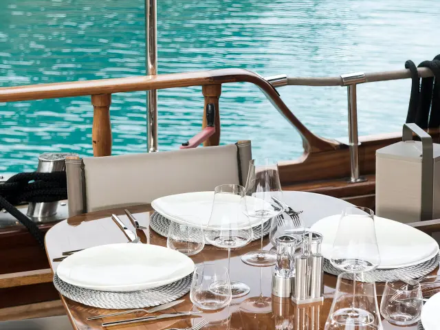 Yacht Serenad A dining table