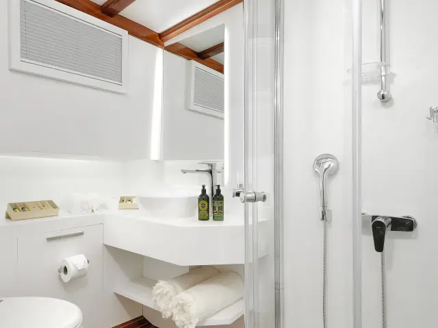 Yacht Serenad A cabin bathroom