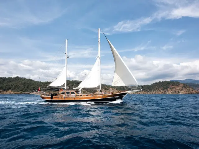 Yacht Serenad A side view