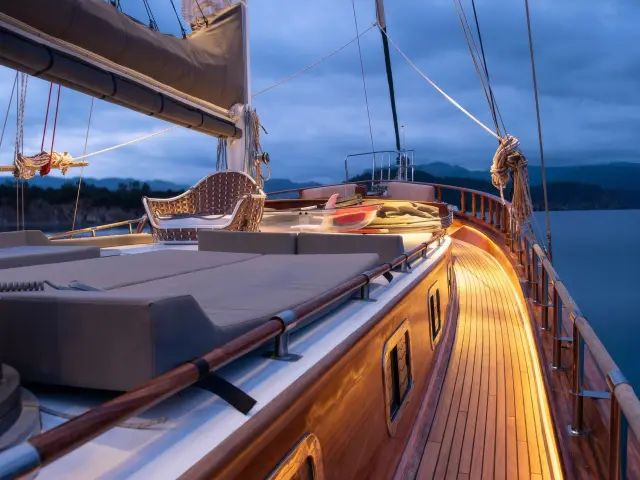 Yacht Serenad A deck